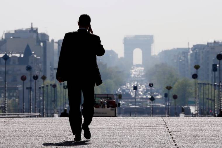 Un homme d'affaires marche sur l'esplanade de La Défense