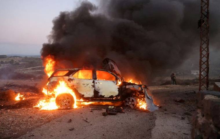 Une voiture appartenant à une équipe d'Al Jazeera, à Alma al-Chaab