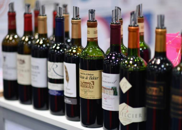 Des bouteilles de vin de la région bordelaise exposées lors du Vinexpo de New York, le 2 mars 2020 ( AFP / Angela Weiss )