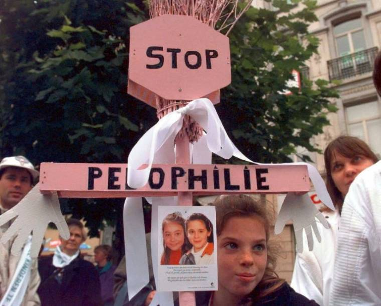Les portraits de Julie et Mélissa, victimes de Marc Dutroux, lors d'une marche blanche, le 20 octobre 1996 à Bruxelles ( AFP / OLIVIER MORIN )
