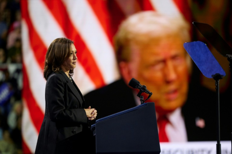 La vice-présidente des Etats-Unis et candidate démocrate à l'élection présidentielle Kamala Harris dans une boutique à Erié (Pennsylvanie), aux Etats-Unis, le 14 octobre 2024 ( AFP / DUSTIN FRANZ )