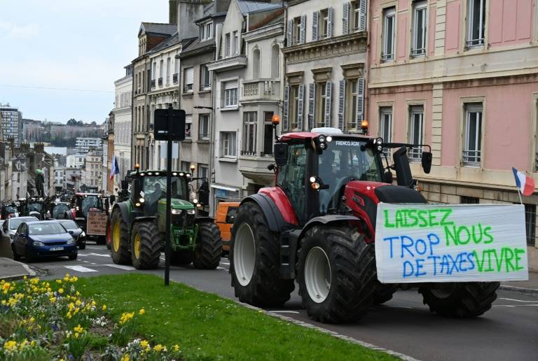 Pêcheurs et agriculteurs manifestent pour réclamer des simplifications administratives et de meilleurs revenus, le 9 mars 2024 à Boulogne-sur-Mer  ( AFP / BERNARD BARRON )