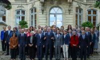 Photo de famille du Premier ministre Michel Barnier (c) et des membres de son gouvernement à l'issue d'un séminaire à l'hôtel Matignon, le 27 septembre 2024 à Paris ( AFP / Thomas SAMSON )