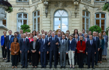 Photo de famille du Premier ministre Michel Barnier (c) et des membres de son gouvernement à l'issue d'un séminaire à l'hôtel Matignon, le 27 septembre 2024 à Paris ( AFP / Thomas SAMSON )