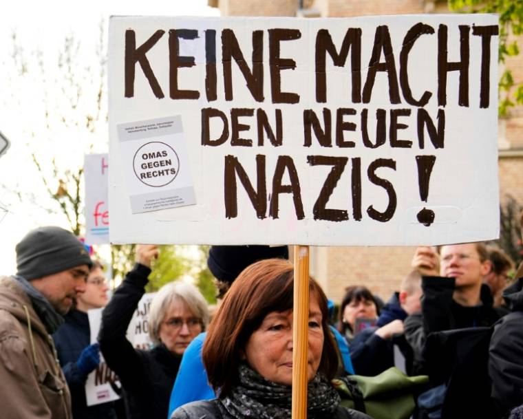 Manifestation contre l'extrême droite  le 18 avril 2024 devant le tribunal à Halle (est de l'Allemagne) où comparait  Björn Höcke jugé pour l'utilisation d'un slogan nazi   ( POOL / Ebrahim Noroozi )