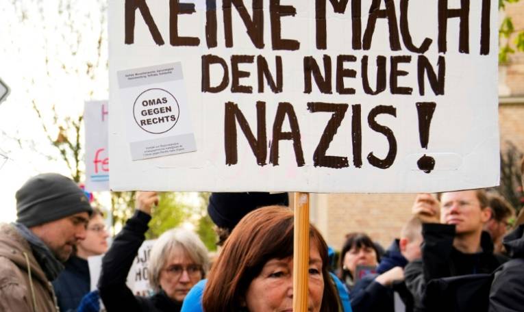 Manifestation contre l'extrême droite  le 18 avril 2024 devant le tribunal à Halle (est de l'Allemagne) où comparait  Björn Höcke jugé pour l'utilisation d'un slogan nazi   ( POOL / Ebrahim Noroozi )