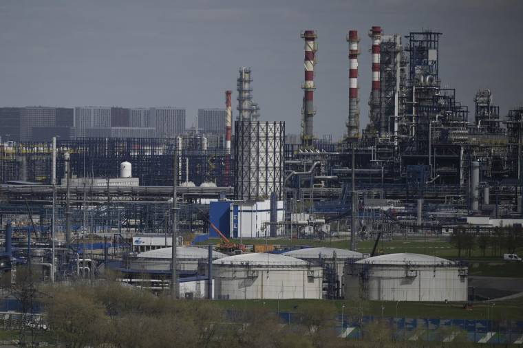 Une raffinerie de Gazprom, le 28 avril 2022 à Moscou. ( AFP / Natalia KOLESNIKOVA )