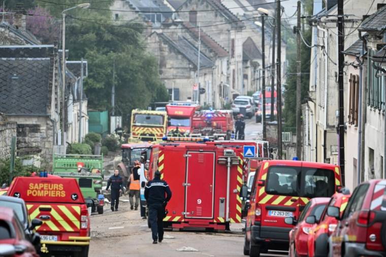 Des pompiers interviennent à Courmelles, après le décès d'une femme emportée par une coulée de boue pendant des orages, le 2 mai 2024 dans l'Aisne ( AFP / Francois NASCIMBENI )