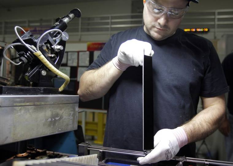 Un ouvrier effectue des contrôles de qualité sur des lames de rasoir fabriquées dans l'usine de Gillette à Boston, dans le Massachusetts