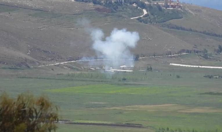 De la fumée s'élève de la frontière israélo-libanaise après des frappes aériennes
