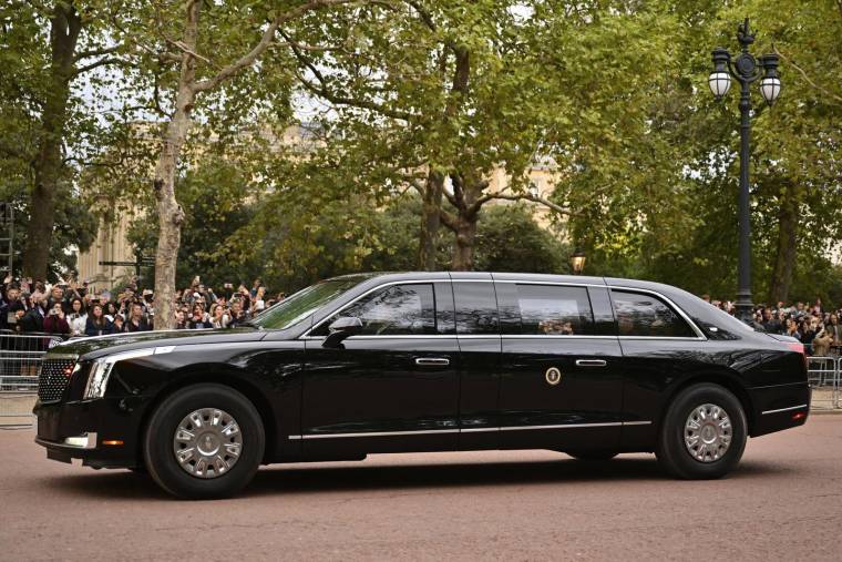 La limousine blindée d président américain Joe Biden, aux abords de Buckingham Palace, le 18 septembre 2022 ( AFP / Louisa Gouliamaki )