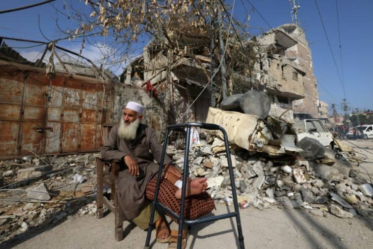 Un Palestinien est assis devant les ruines d'un immeuble détruit par un bombardement israélien, le 29 avril 2024 à Rafah, dans le sud de la bande de Gaza ( AFP / - )