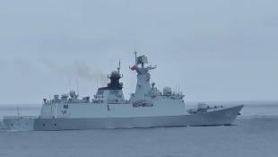 Photo diffusée par les garde-côtes taïwanais, le 23 mai 2024, montrant un navire militaire chinois au nord-ouest de l'île de Pengjia, au large de la côte nord de Taïwan ( Garde-côtes taïwanais / Handout )