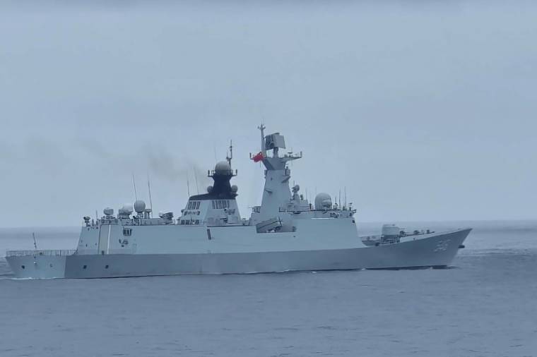 Photo diffusée par les garde-côtes taïwanais, le 23 mai 2024, montrant un navire militaire chinois au nord-ouest de l'île de Pengjia, au large de la côte nord de Taïwan ( Garde-côtes taïwanais / Handout )