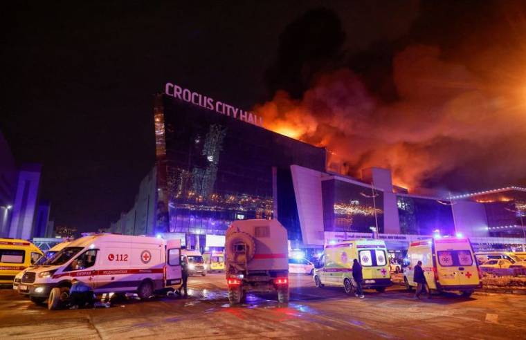 La salle de concert Crocus City Hall en feu à la suite d'une fusillade, Moscou