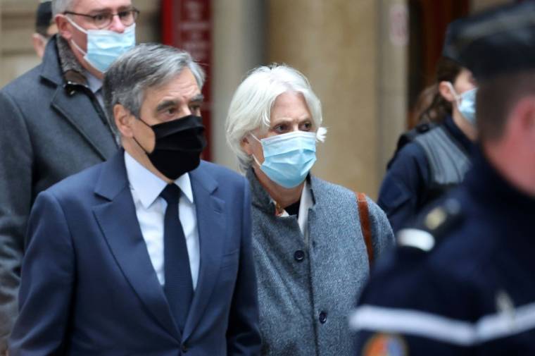 Pénélope Fillon, à côté de son mari l'ex-Premier ministre François Fillon, lors de leur procès en appel, à Paris, le 15 novembre 2021 ( AFP / Thomas COEX )