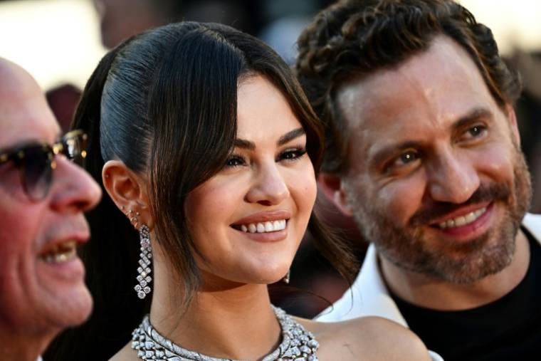 L'actrice américaine Selena Gomez (G) et l'acteur vénézuelien Edgar Ramirez arrivent pour la projection du film de Jacques Audiard "Emilia Perez" au Festival de Cannes, le 18 mai 2024  ( AFP / LOIC VENANCE )