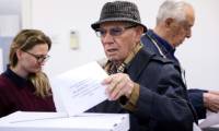 Un électeur vote lors des législatives, le 17 avril 2024 à Zagreb, en Croati ( AFP / DAMIR SENCAR )