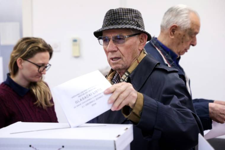 Un électeur vote lors des législatives, le 17 avril 2024 à Zagreb, en Croati ( AFP / DAMIR SENCAR )