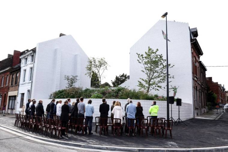 Le jardin-mémorial en hommage aux victimes de Marc Dutroux  inauguré le 19 septembre 2023 à Charleroi, en Belgique, à la place de la maison où ce dernier a séquestré plusieurs fillettes et adolescentes ( AFP / Kenzo TRIBOUILLARD )