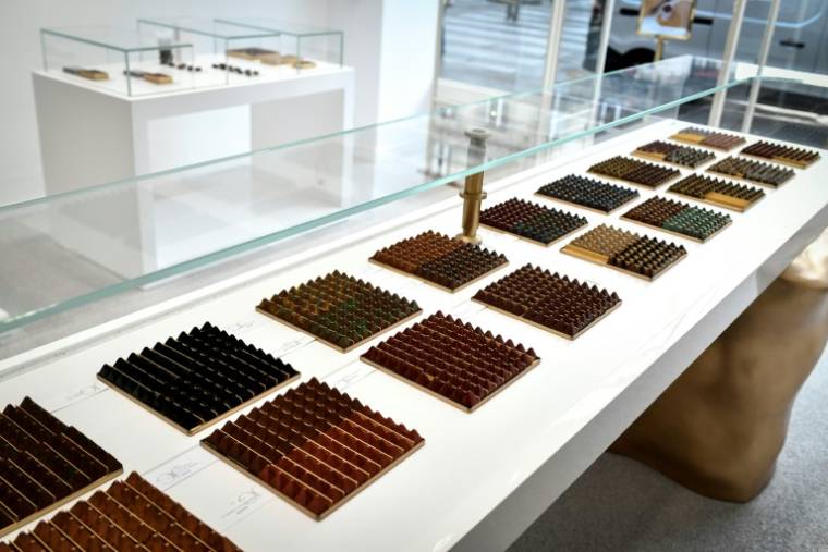 Les créations de la chocolatière française Jade Genin dans sa chocolaterie à Paris le 22 février 2024 ( AFP / STEPHANE DE SAKUTIN )