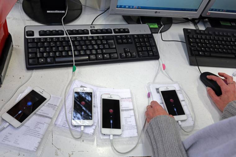 Des smartphones reconditionnés testés avant d'être revendus.  ( AFP / NICOLAS TUCAT )
