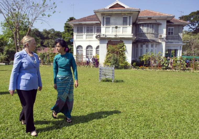 Aung San Suu Kyi et l'ancienne secrétaire d'État américaine Hillary Clinton (g), dans le jardin de la résidence de l'opposante birmane, à Rangoon, le 2 décembre 2011 ( POOL / SAUL LOEB )