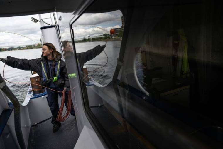 Une lycéenne navigue sur le "Prinses Irene", le bateau-école du lycée polyvalent Emile-Mathis de Schiltigheim (Bas-Rhin), le 10 mai 2023 à Strasbourg ( AFP / SEBASTIEN BOZON )