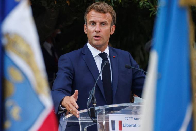 Emmanuel Macron à Bormes-les-Mimosas, le 17 août 2021. ( POOL / ERIC GAILLARD )
