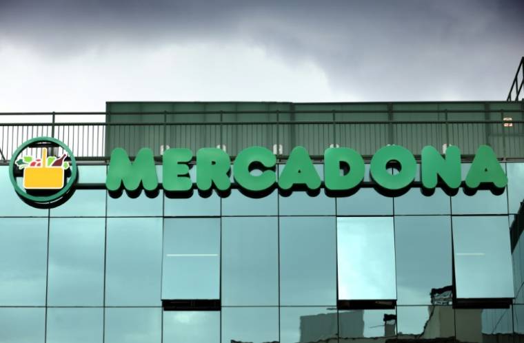 Le logo du supermarché Mercadona à Madrid, en Espagne, le 25 mai 2023 ( AFP / Thomas COEX )