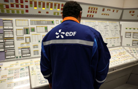 Un employé d'EDF vérifie des données dans la salle de contrôle de Flamanville 3