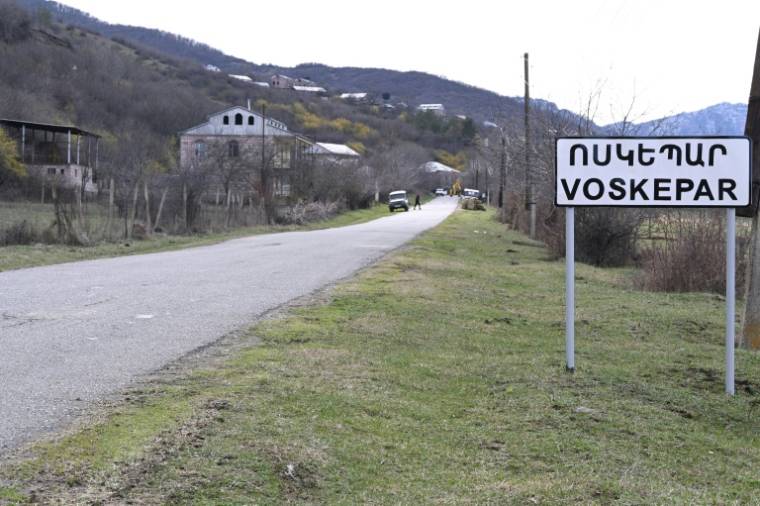 Le panneau d'entrée du village de  Voskepar (Ashaghi pour l'Azerbaïdjan) le 27 mars 2024 ( AFP / KAREN MINASYAN )