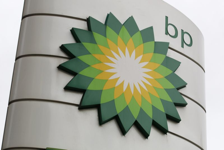 Un logo BP sur une station-service à Londres