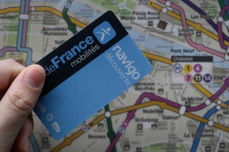 Le passe Navigo sur l'iPhone finalement disponible d'ici fin mai ( AFP / Philippe LOPEZ )