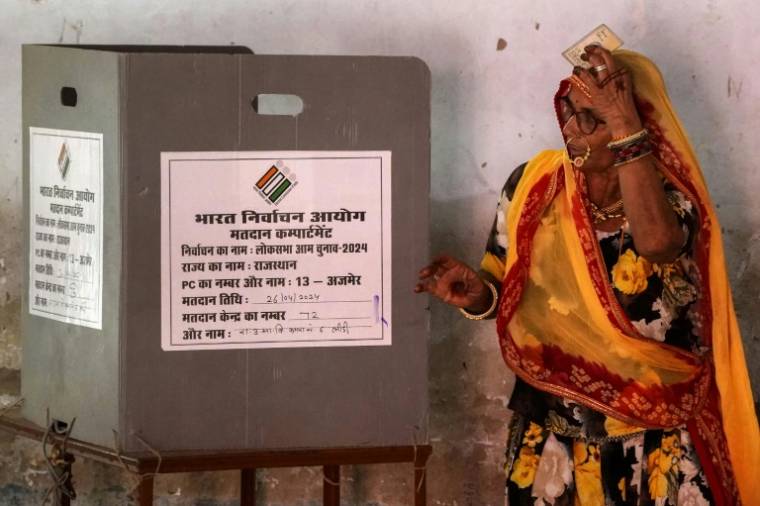 Une électrice dans un bureau de vote à Ajmer, dans l'Etat du Rajastan, le 26 avril 2024 en Inde ( AFP / Himanshu SHARMA )