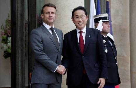 Le président français Macron rencontre le Premier ministre japonais Fumio Kishida