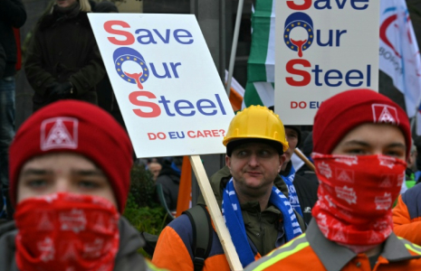 Des sidérurgistes participent à une manifestation pour la sauvegarde des emplois industriels en Europe le 5 février 2025 à Bruxelles   ( AFP / NICOLAS TUCAT )