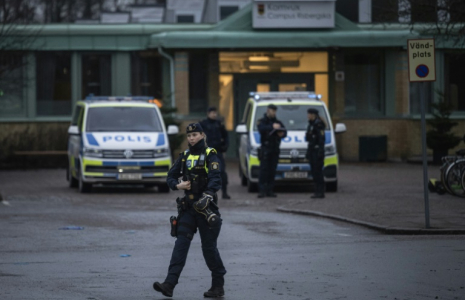 Des policiers devant le centre d'enseignement pour adultes où une fusillade s'est produite la veille, le 5 février 2025 à Orbro, en Suède ( AFP / Jonathan NACKSTRAND )