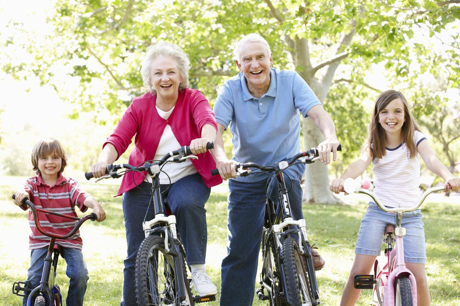 Внучка ехала. Пенсионеры с внуками. Дедушка и внук на велосипеде. Активная жизнь. Здоровый образ жизни для пожилых людей.