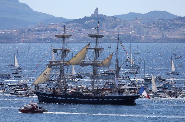 Le "Belem", qui transporte la flamme olympique, navigue vers le Vieux-Port de Marseille
