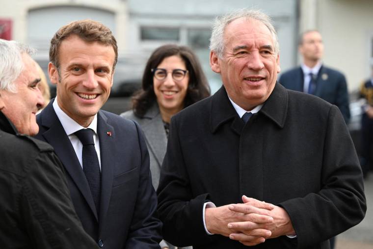 Le président de la République Emmanuel Macron et le président du MoDem François Bayrou, à Pau le 30 septembre 2022. ( POOL / CAROLINE BLUMBERG )