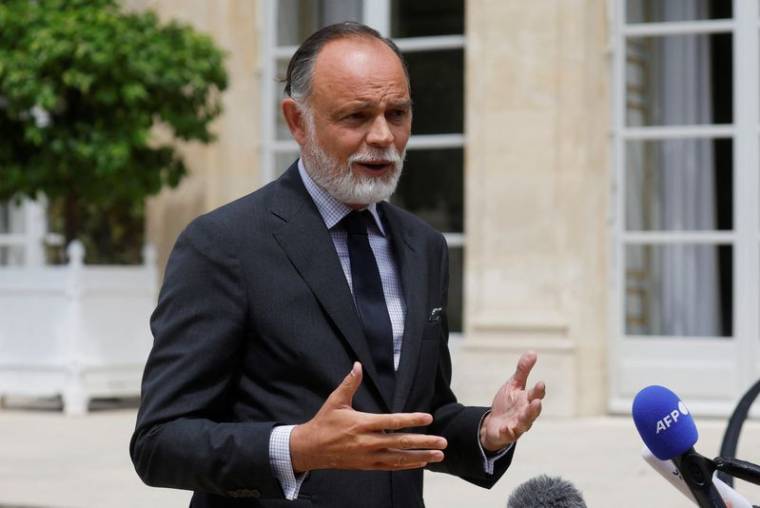 L'ancien Premier ministre Edouard Philippe parle aux journalistes après une réunion au Palais de l'Elysée