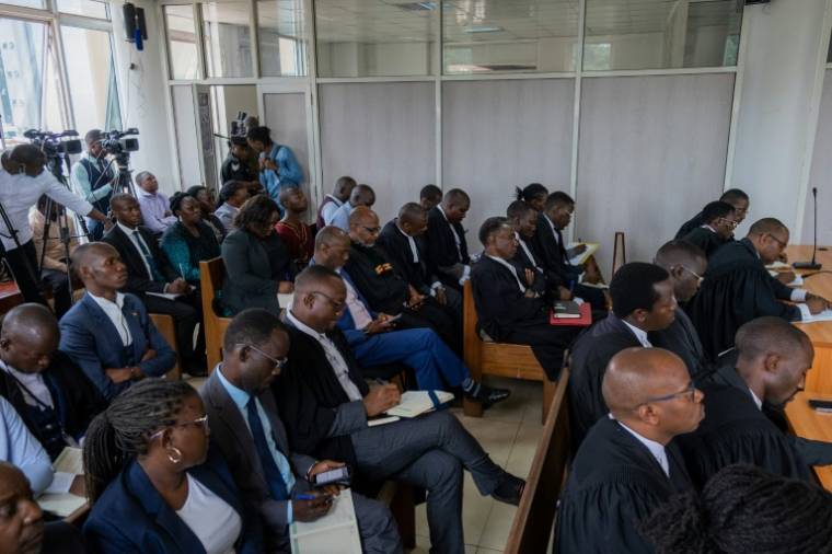 Des avocats, défenseurs des droits humains et militants LGBTQ assistent au prononcé du jugement sur un recours demandant l'annulation d'une loi anti-LGBT+, le 3 avril 2024 à Kampala, en Ouganda ( AFP / Badru KATUMBA )