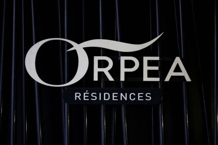 Le logo d'Orpea à l'entrée d'une maison de retraite aux Lilas, près de Paris