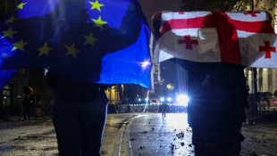 Des manifestants brandissent des drapeaux de l'Union européenne et de la Géorgie lors de la cinquième nuit consécutive de mobilisation contre le report des négociations d'adhésion à l'UE, le 3 décembre 2024 à Tbilissi, en Géorgie ( AFP / Giorgi ARJEVANIDZE )