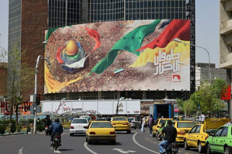 Un poster géant pro-palestinien dans une rue de Téhéran, le 13 avril 2024  ( AFP / ATTA KENARE )