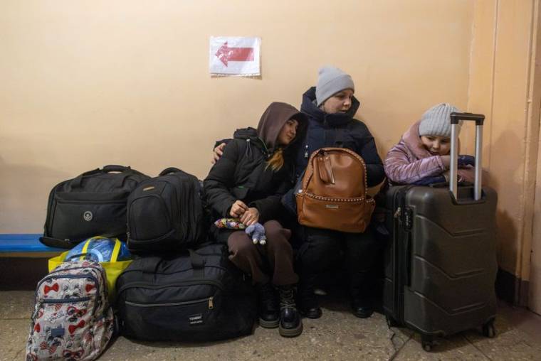 Une femme et ses enfants attendent un train d’évacuation à Pokrovsk, en Ukraine