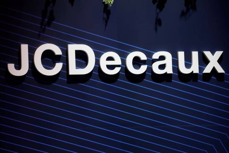 Un logo de JCDecaux dans son espace d'exposition, lors de la conférence Viva Technology à Paris
