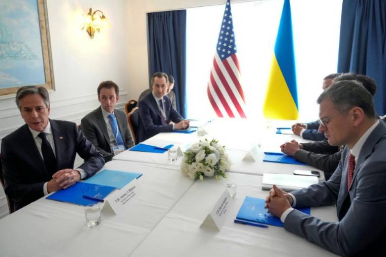 Le chef de la diplomatie ukrainienne Dmytro Kouleba (d) lors d'une réunion avec son homologue américain Antony Blinken (g) en marge de la réunion des ministres des Affaires étrangères des Etats du G7, le 18 avril 2024 à Capri, en Italie ( POOL / Gregorio Borgia )