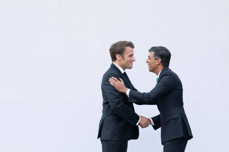 Le président français, Emmanuel Macron, serre la main du Premier ministre britannique, Rishi Sunak lors du sommet de la COP27